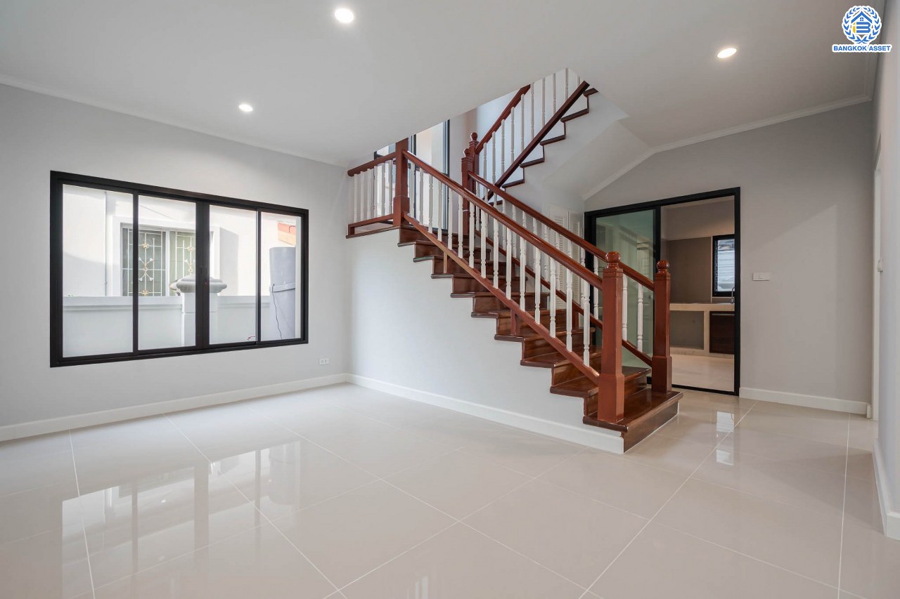 บ้านมือสองตกแต่งใหม่ ม.ภัสสร7 รัตนาธิเบศร์ พื้นที่กว้างกว่า 58.9 ตร.ว. รองรับทุกความสุข ฟังก์ชัน 3 ห้องนอน 3 ห้องน้ำ 2 ห้องอเนกประสงค์ จอดรถได้ 2 คัน บนทำเลเดินทางสะดวก ติดถนนใหญ่ ใกล้รถไฟฟ้า "สถานีบางพลู" เพียง 400 ม.